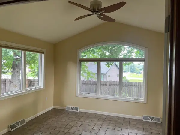 2151 WOODCREST DR, Green Bay, WI 54304-1832