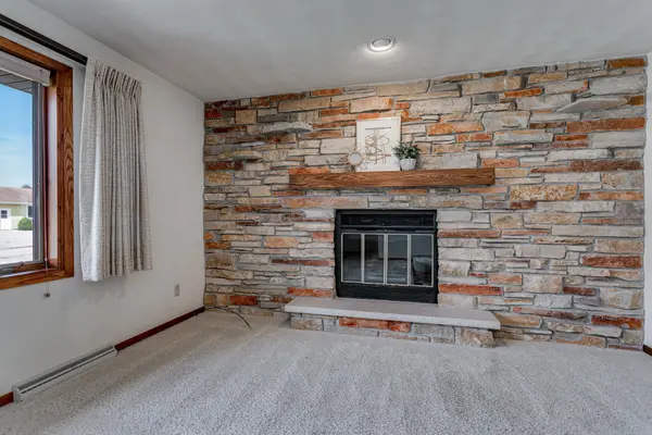 1332 MULBERRY LN, Neenah, WI 54956