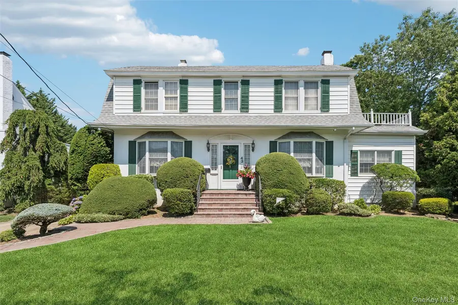 43 Beverly RD, Merrick, NY 11566