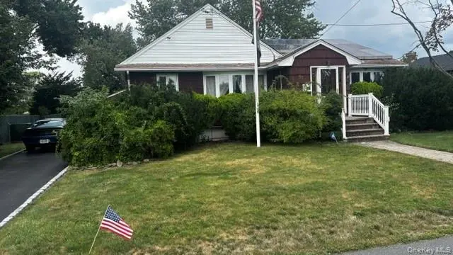 59 FARMERS AVE, Lindenhurst, NY 11757