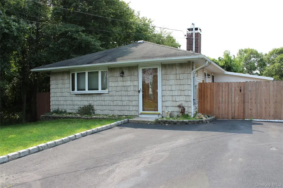 92 Lombardy DR, Shirley, NY 11967