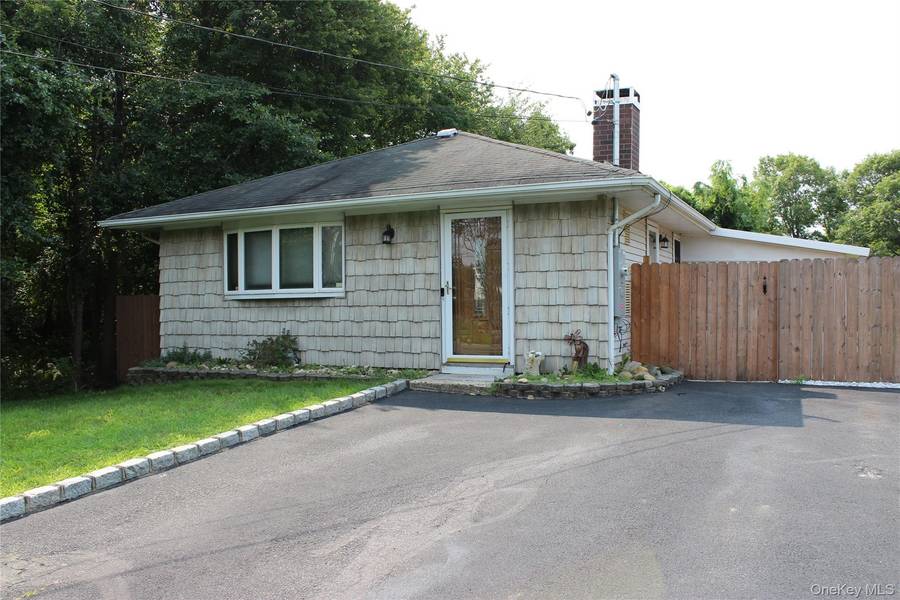 92 Lombardy DR, Shirley, NY 11967