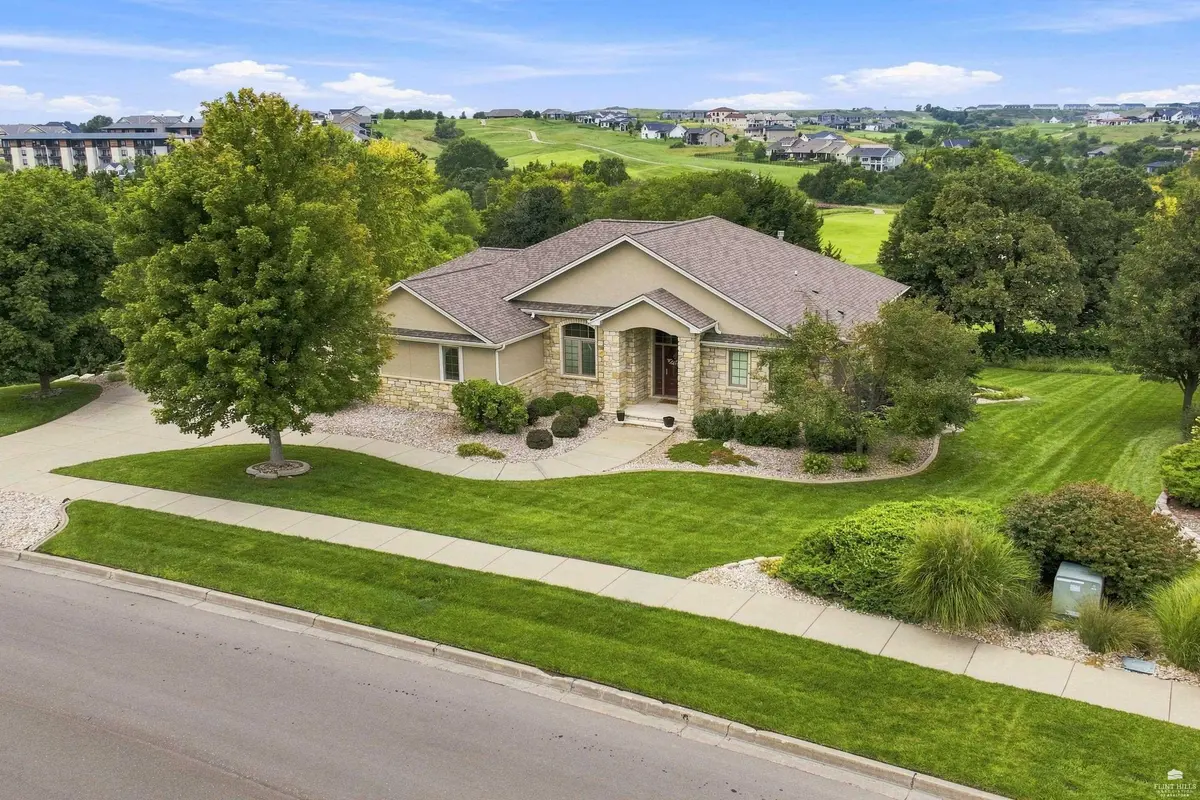 3616 Vanesta DR, Manhattan, KS 66503