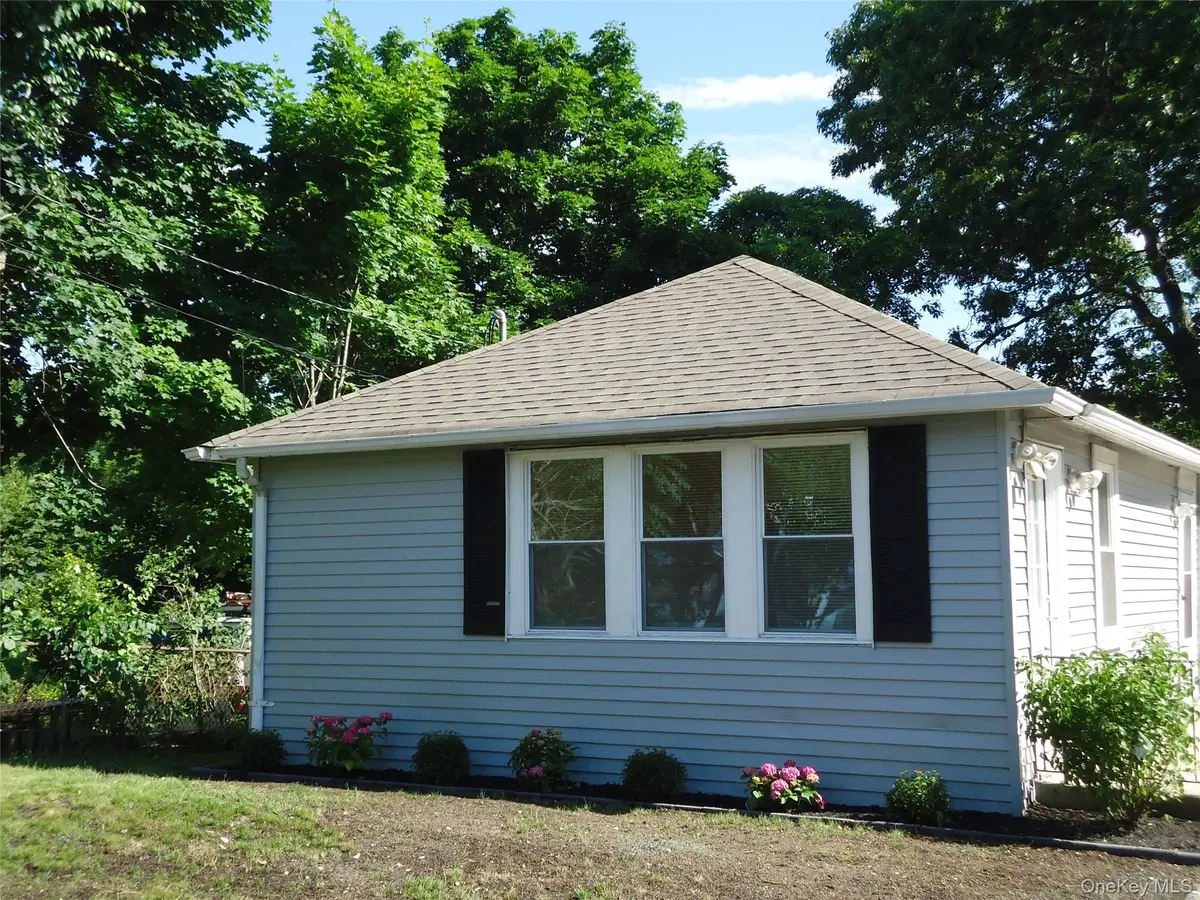 860 Flanders RD, Flanders, NY 11901