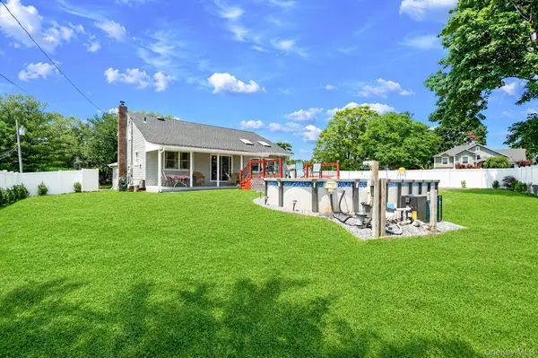 1 Blue Spruce LN, Commack, NY 11725