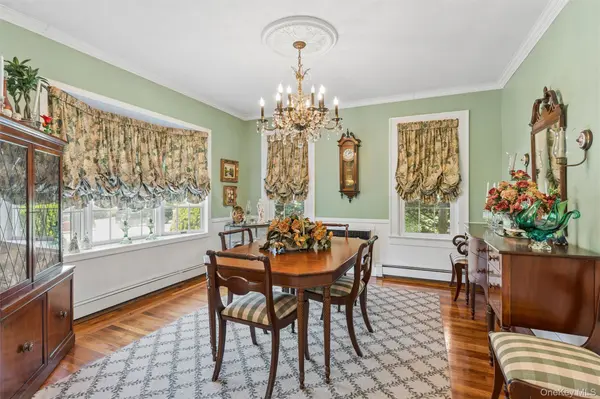 43 Beverly RD, Merrick, NY 11566