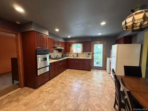 59 FARMERS AVE, Lindenhurst, NY 11757