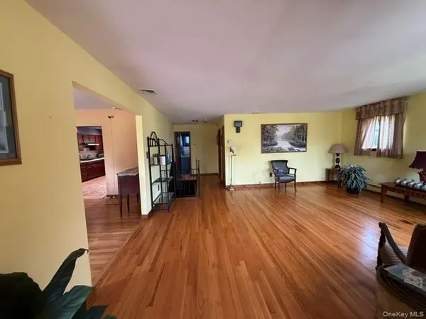 59 FARMERS AVE, Lindenhurst, NY 11757