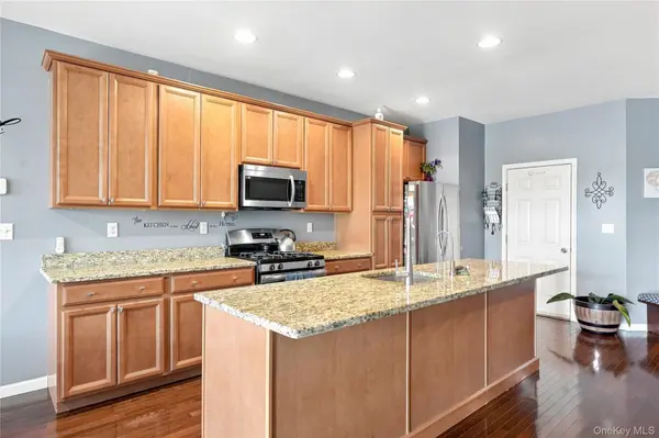 4 Woodrose CT, Middletown, NY 10940
