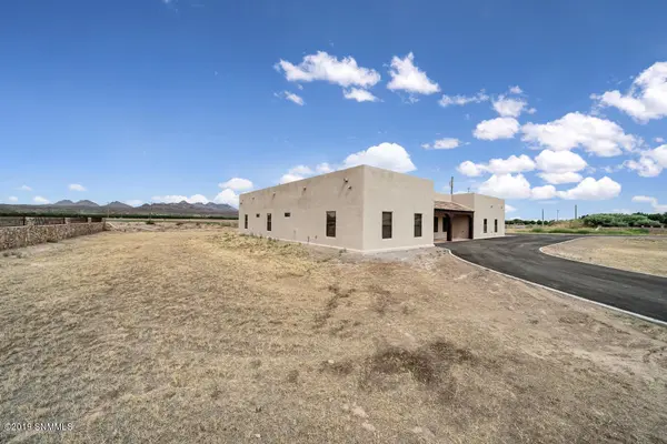 8930 N Valley DR, Las Cruces, NM 88007