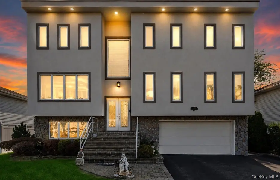 2489 Aron DR, Seaford, NY 11783