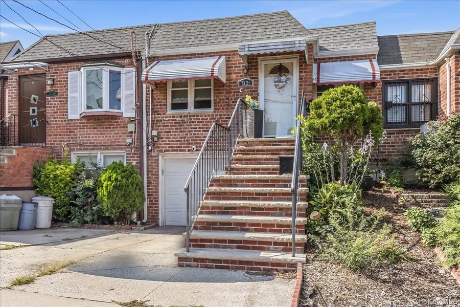 73-21 Cook AVE, Middle Village, NY 11379