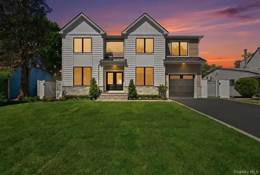 72 Cypress LN, Westbury, NY 11590