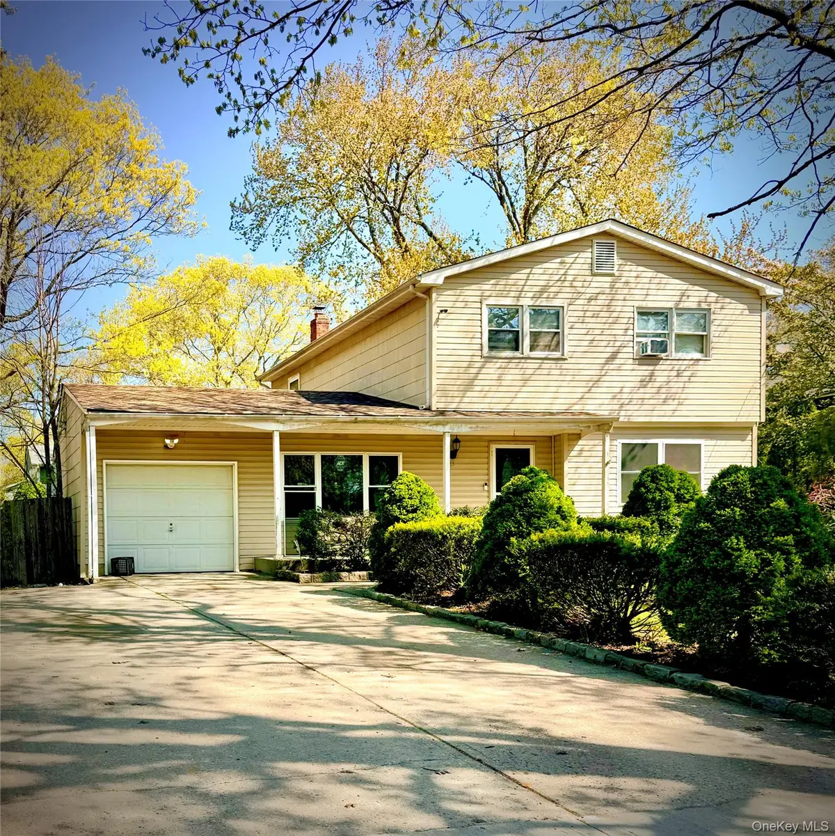 13 Hampton AVE, Mastic, NY 11950