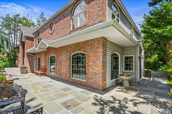 86 Dorchester DR, Manhasset, NY 11030