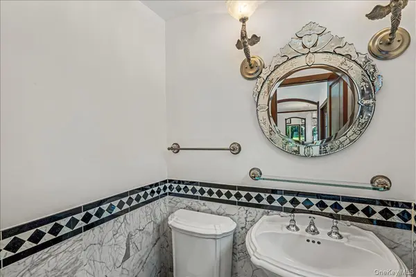 86 Dorchester DR, Manhasset, NY 11030