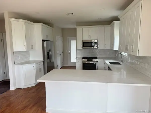 2 Gail Grace CT, Copiague, NY 11726