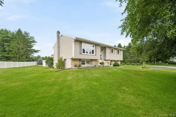 40 Long Meadow DR, Staatsburg, NY 12580