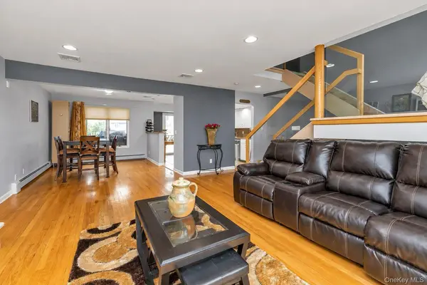 2489 Aron DR, Seaford, NY 11783