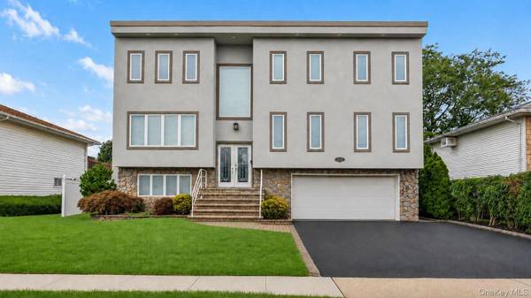 2489 Aron DR, Seaford, NY 11783