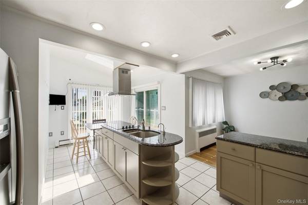 160 Clearmeadow DR, East Meadow, NY 11554