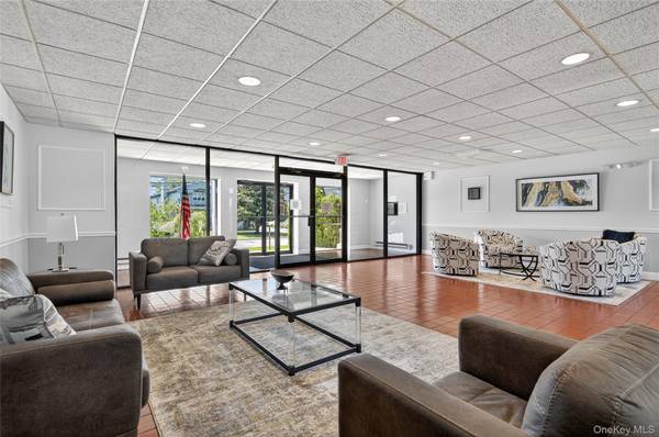 175 Maple AVE #3G, Westbury, NY 11590