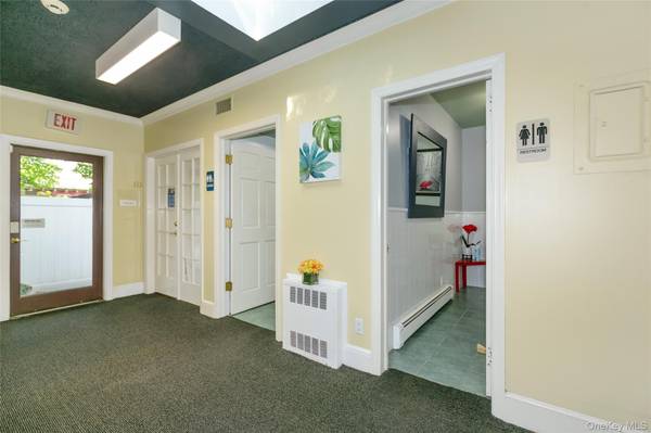 293 Castle AVE, Westbury, NY 11590