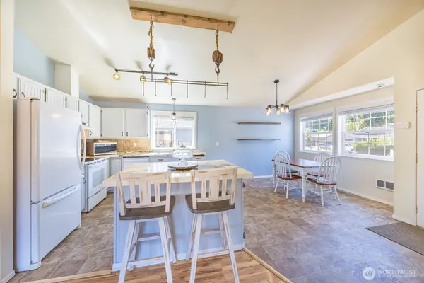 1737 W 15th St, Port Angeles, WA 98363