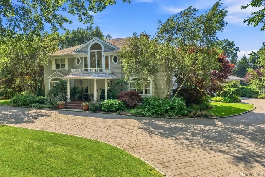 27 Cedar LN, Remsenburg, NY 11960