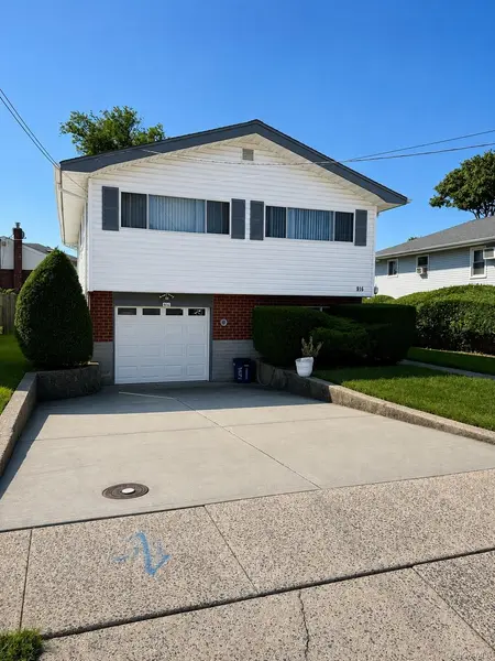 916 PARK AVE, Westbury, NY 11590