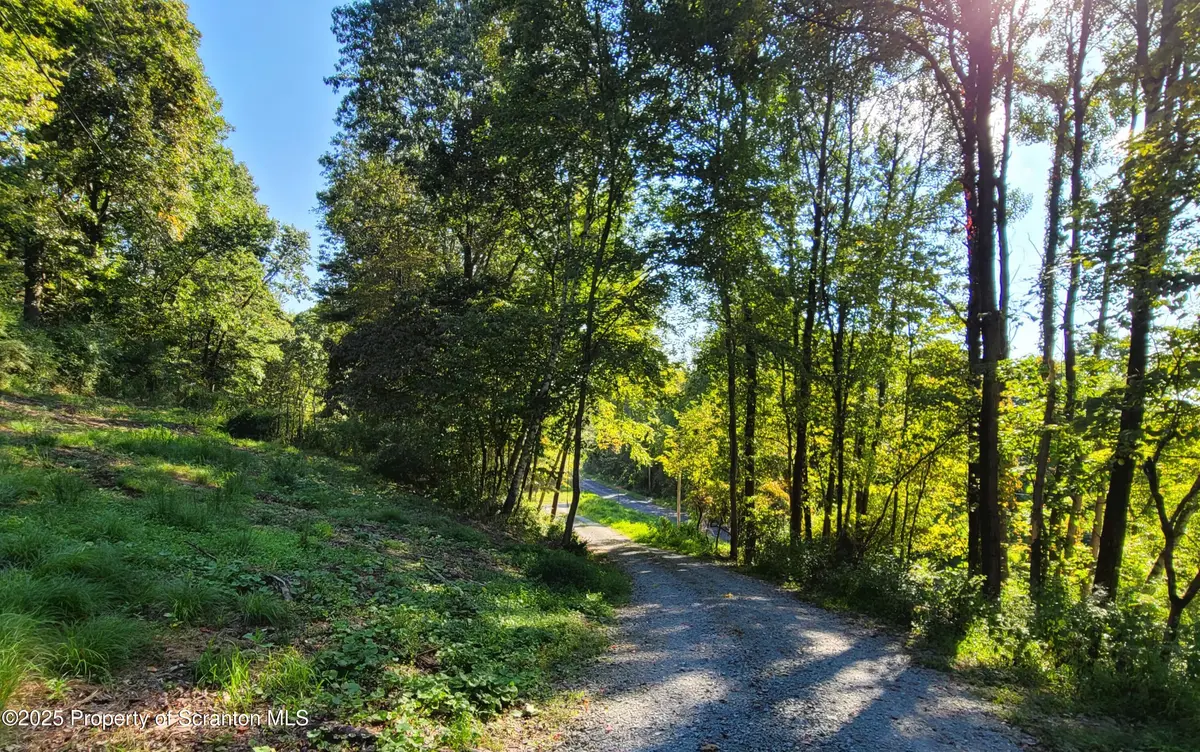 42 Long LN, Falls, PA 18615