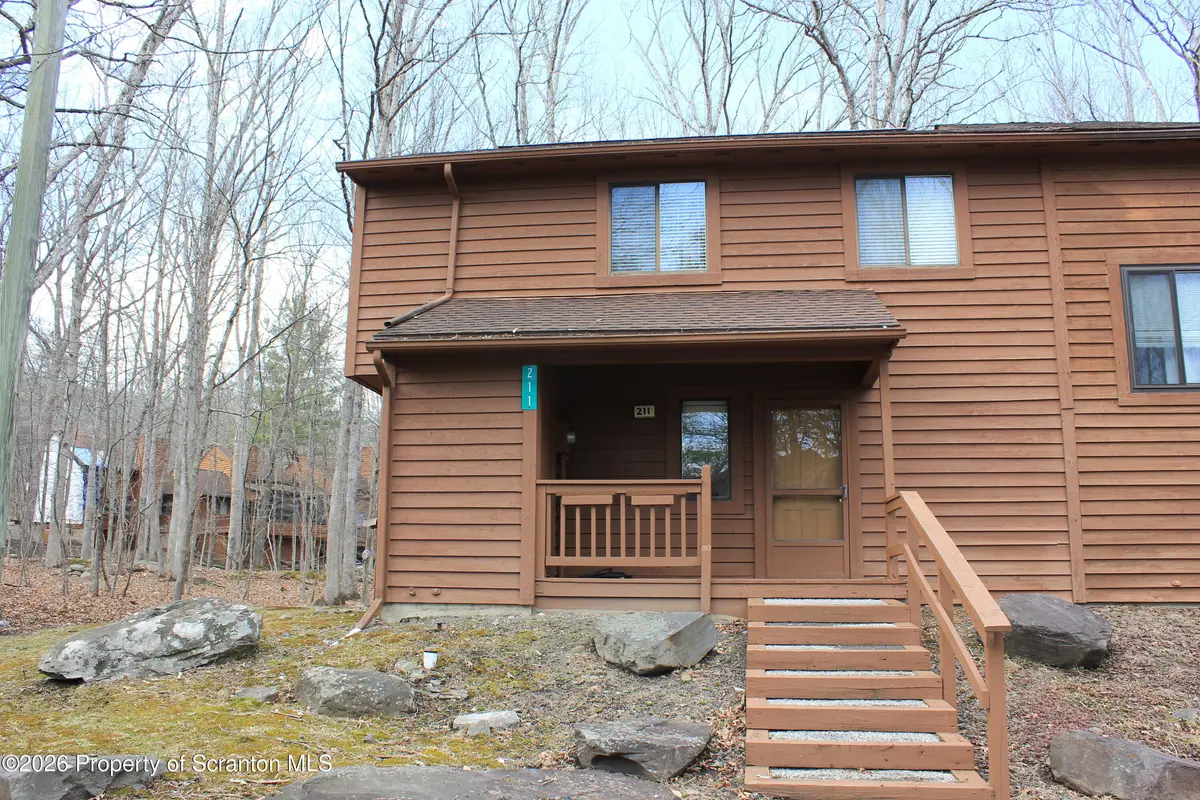 211 Falls CIR, Bushkill, PA 18324