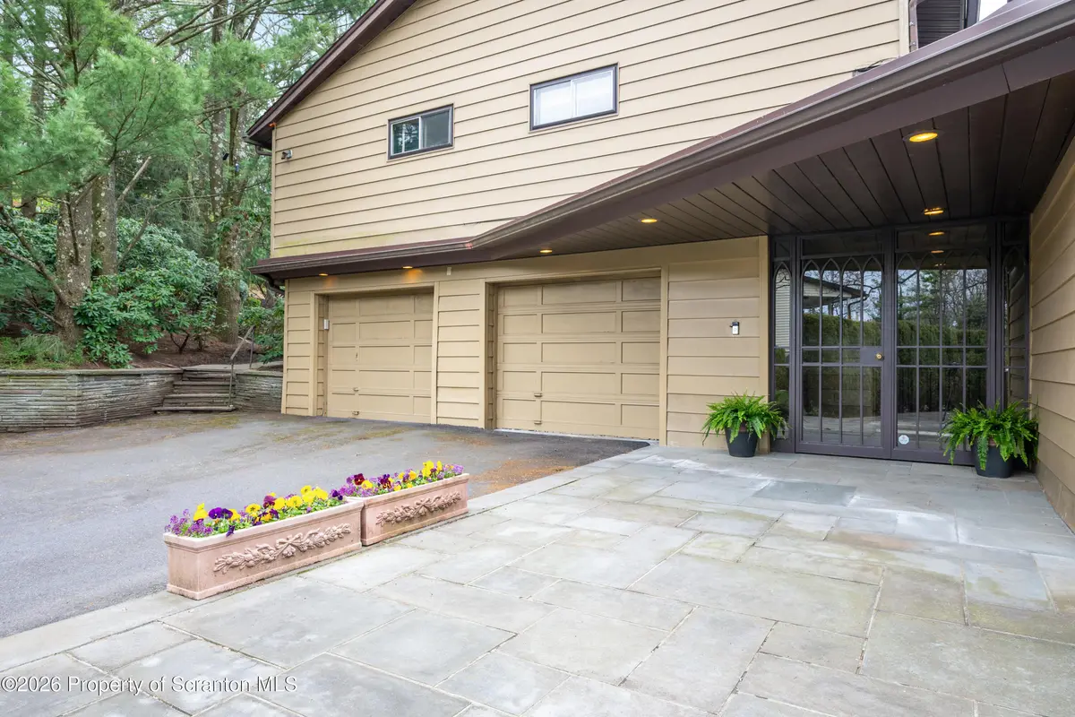 20 Pen-Y-Bryn DR, Scranton, PA 18505