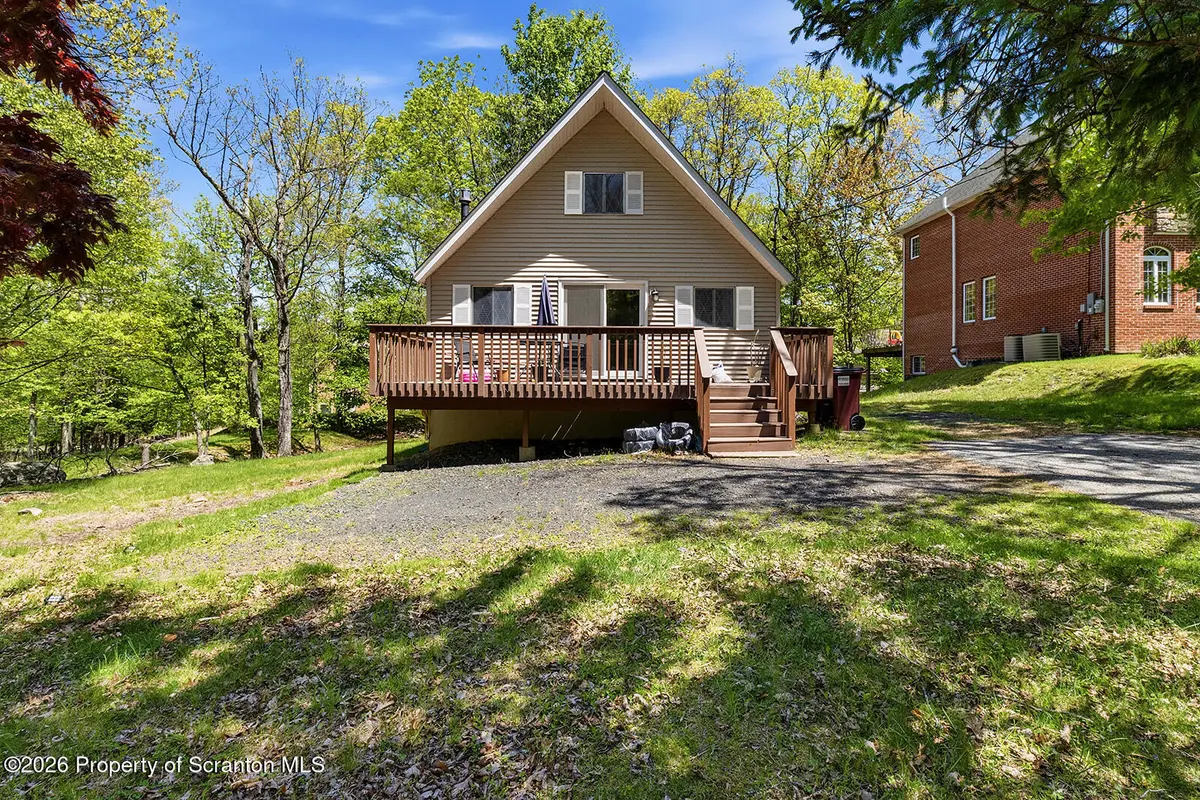 127 Sandstone DR, Dingmans Ferry, PA 18328