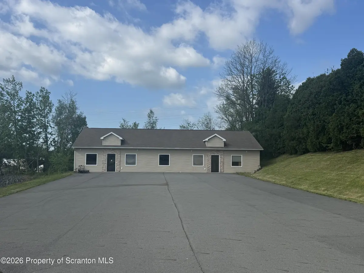 7 Oakwood DR, Scranton, PA 18504