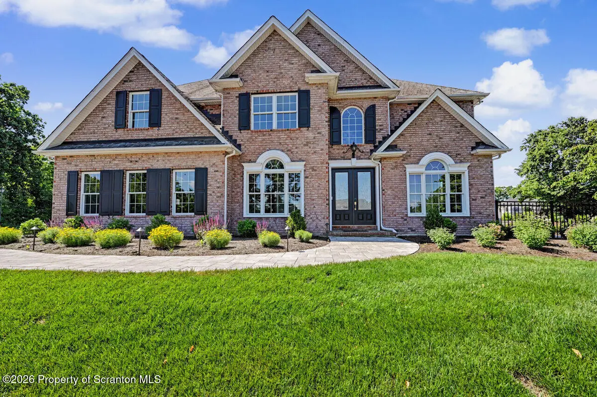 336 Glenmaura DR, Moosic, PA 18507