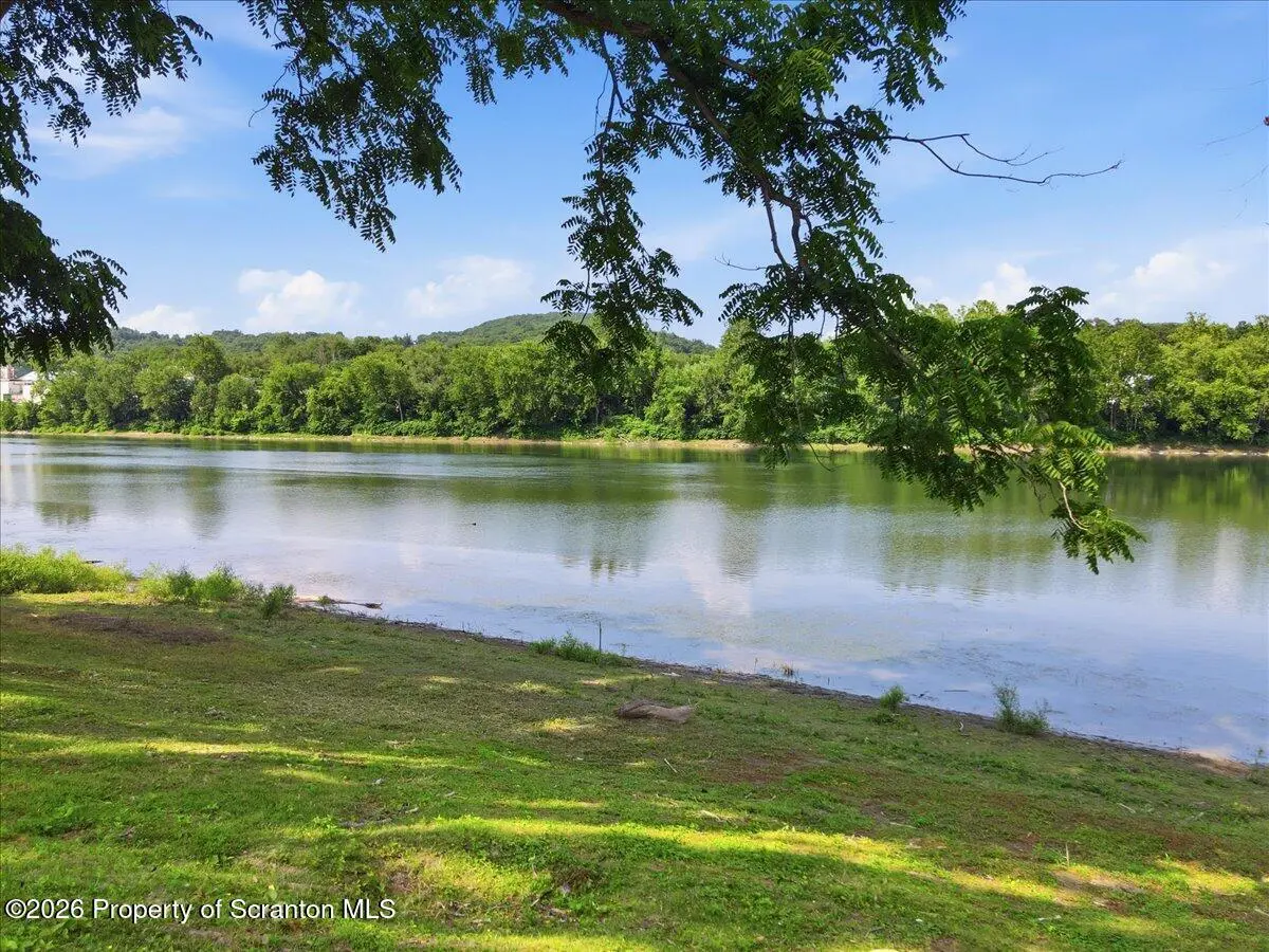 Sunset DR, Pittston, PA 18643