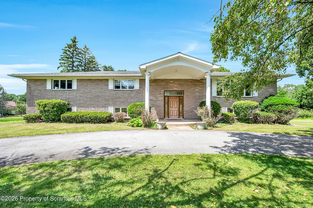 1218 Country Club RD, Clarks Summit, PA 18411