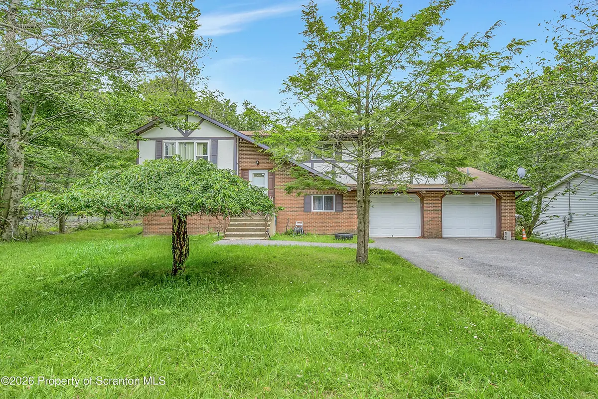 1010 Knollwood DR, Tobyhanna, PA 18466