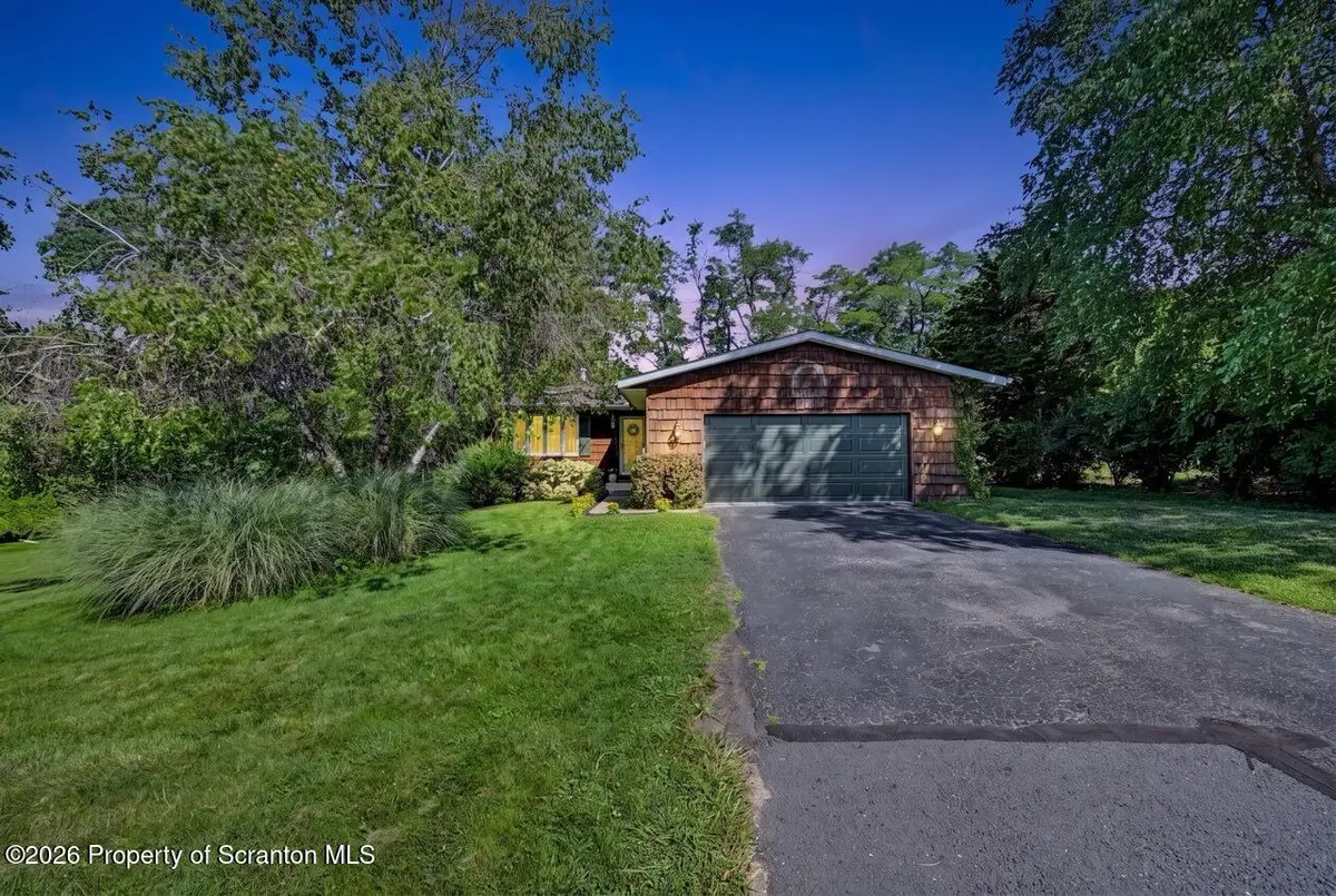 136 Edgewood DR, Clarks Summit, PA 18411