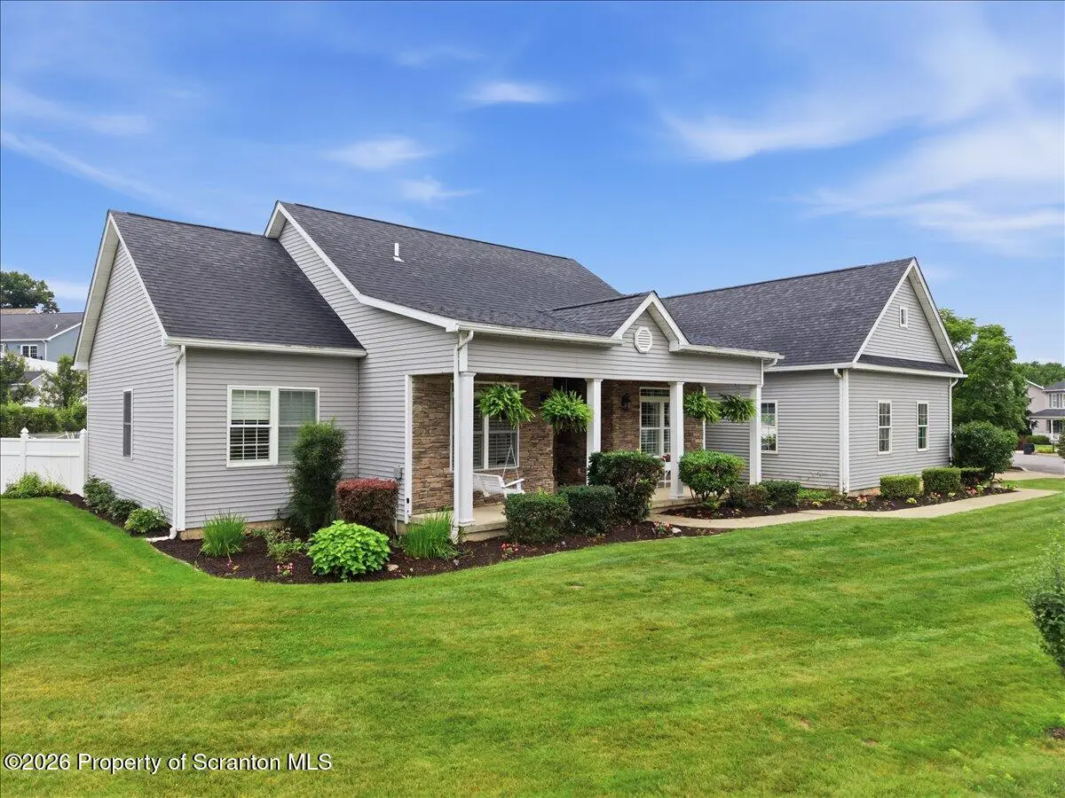 146 W Acorn Hill DR, Olyphant, PA 18447