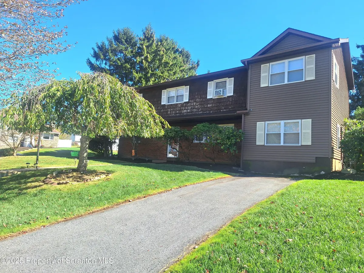 13 Park LN, Mountaintop, PA 18707