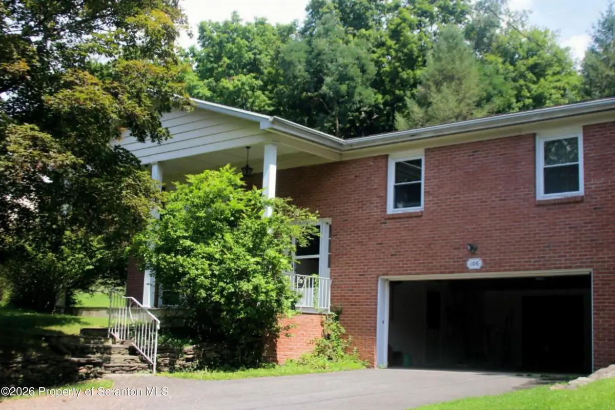 106 Sturbridge RD, Clarks Summit, PA 18411