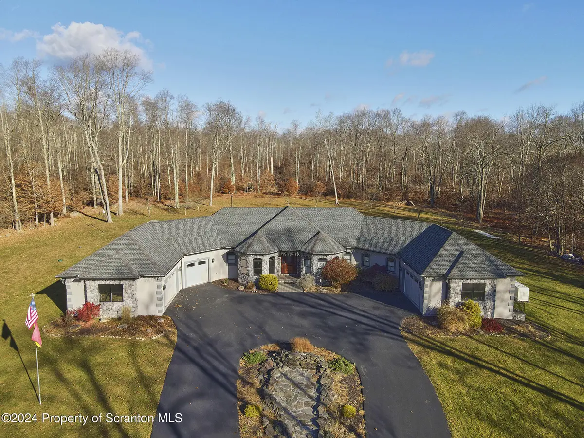 31 Holly LN, Gouldsboro, PA 18424