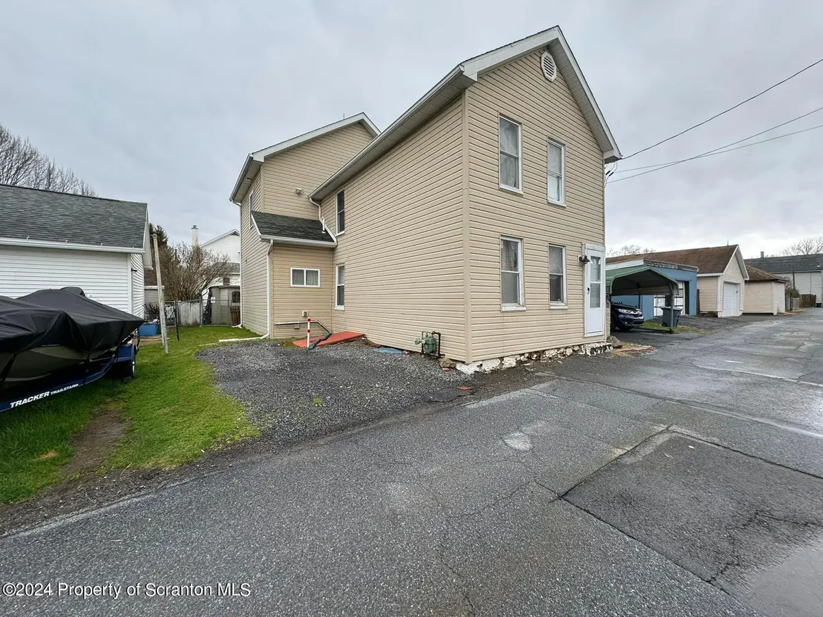 105 Hickory CT, Olyphant, PA 18447