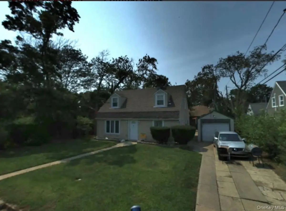 4 Clover LN, Westbury, NY 11590