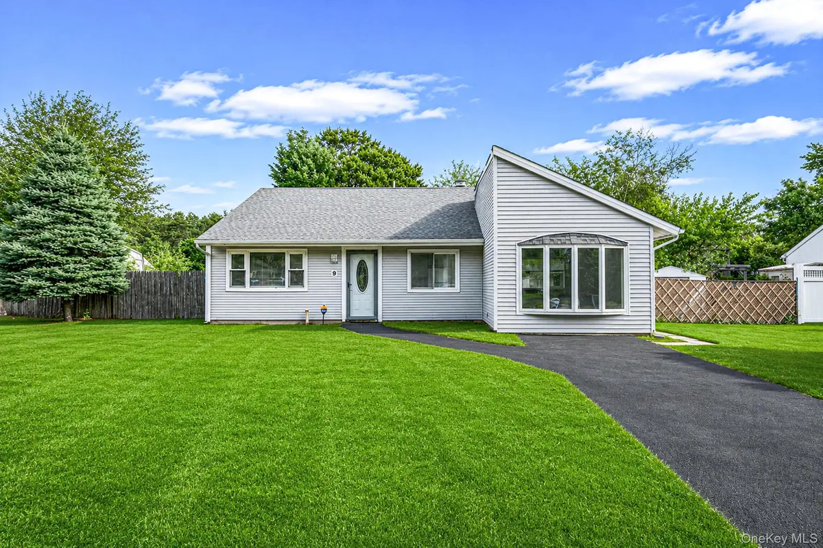 9 Carson LN, Medford, NY 11763