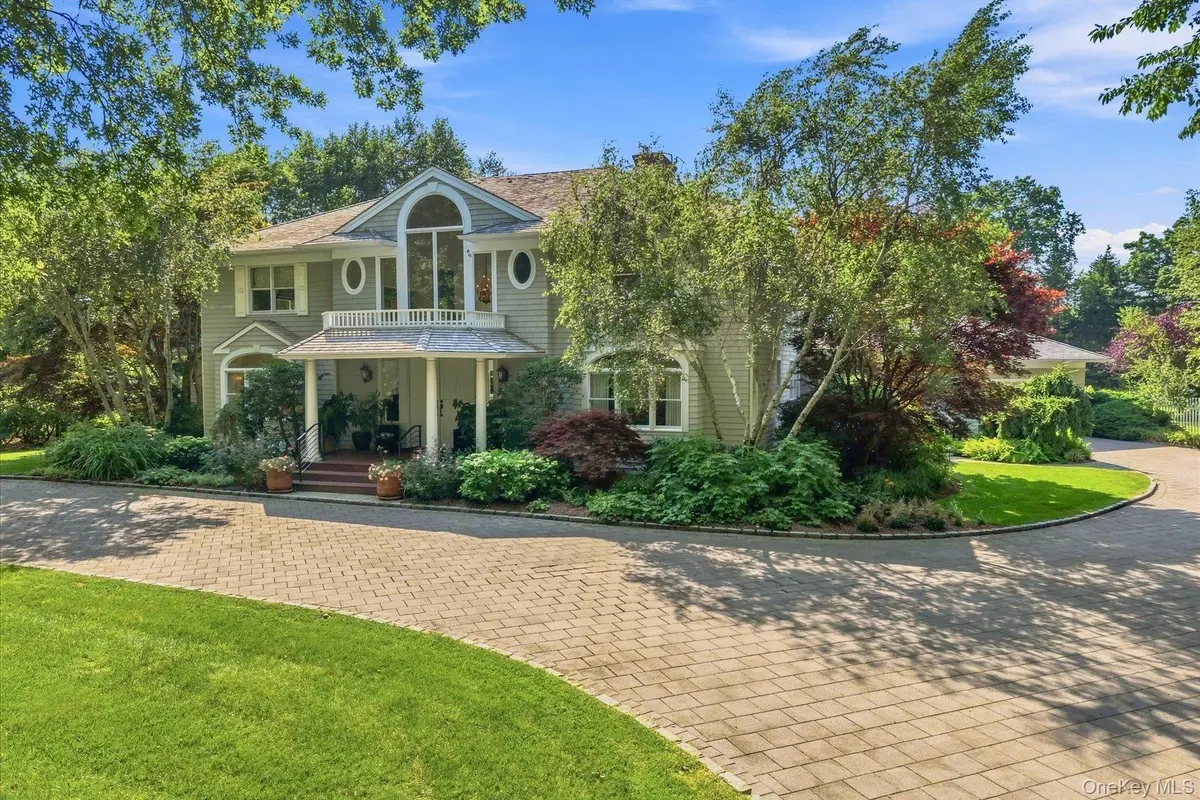27 Cedar LN, Remsenburg, NY 11960