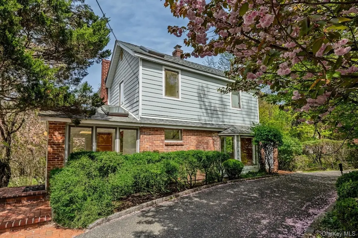81 Old Post RD, East Setauket, NY 11733