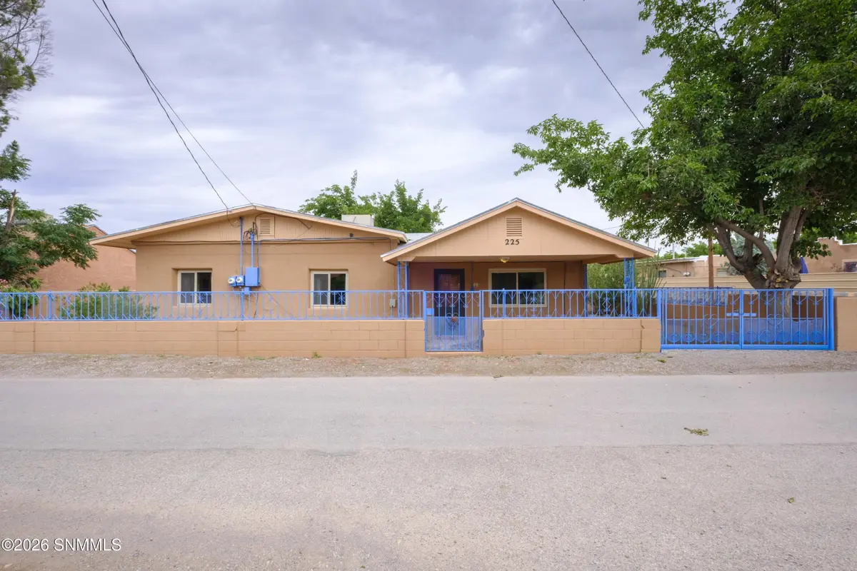 225 E Savannah RD, La Mesa, NM 88044
